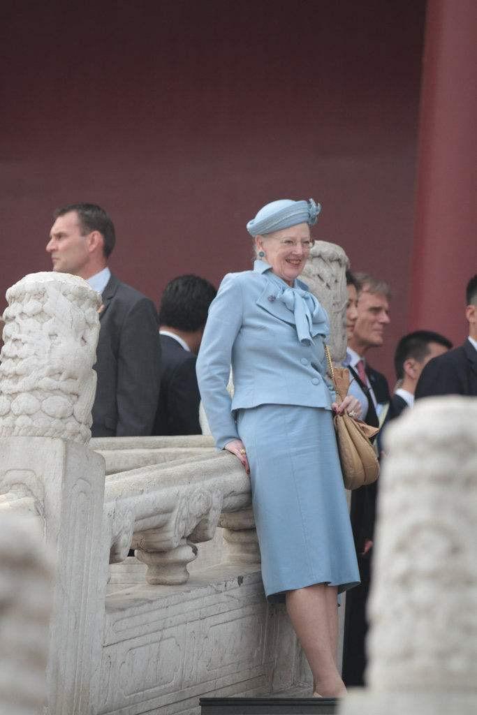 丹麦女王长相大气，穿衣也是大气的风格，她的时尚品味很棒