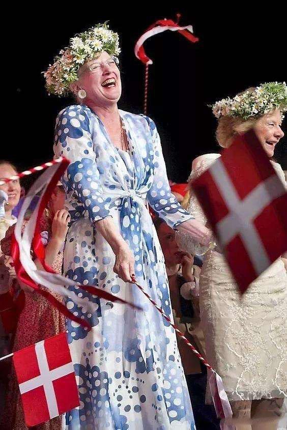 丹麦女王长相大气，穿衣也是大气的风格，她的时尚品味很棒