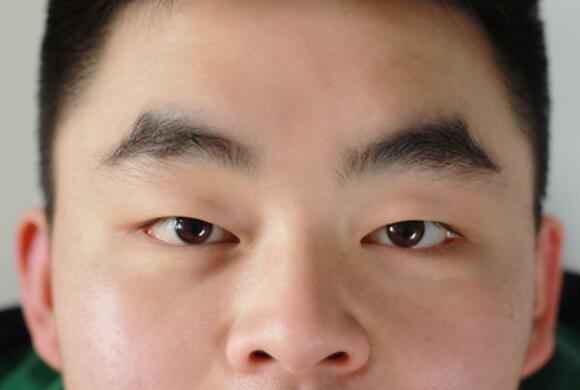 男性眉毛稀少的男性面相代表了什么呢？