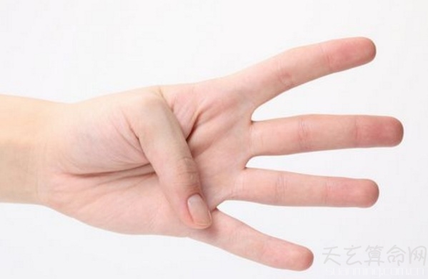 手指痣长在手上有什么含义？右手中指有痣的男人什么命